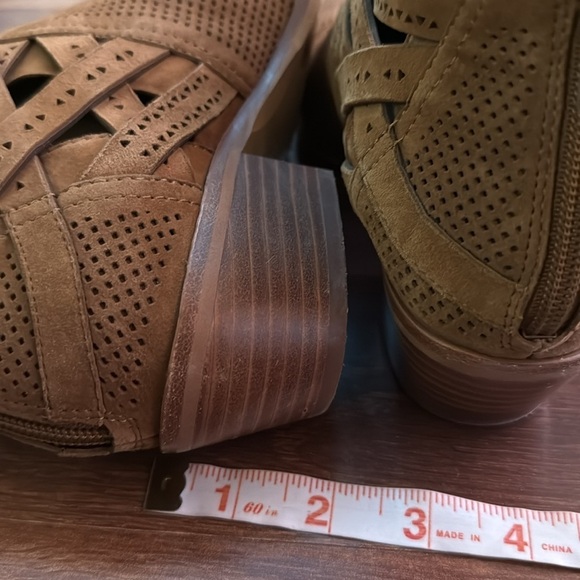 VINCE CAMUTO Brown Perforated Ankle Boots size 8.5 - Picture 6 of 7